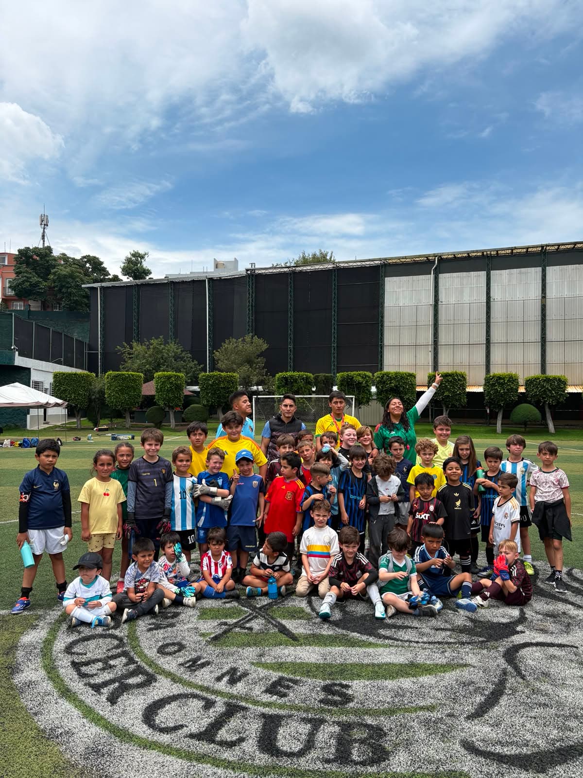 Foto grupal de todos los participantes del Curso de Verano Falcons en la cancha