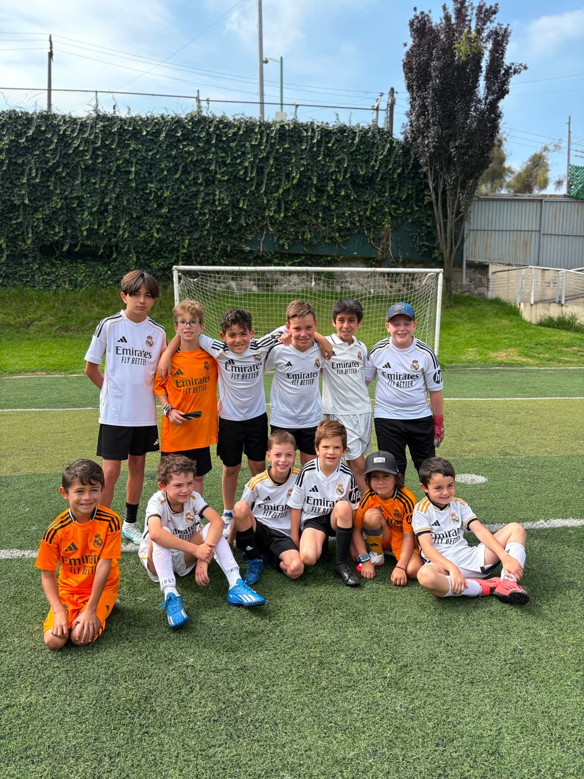 Equipo de niños del Curso de Verano Falcons posando frente a la portería